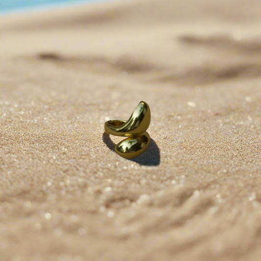 ocean's kiss gold ring